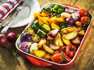 Бриам – класическо гръцко ястие със запечени зеленчуци – домати, картофи, патладжан и тиквички на фурна